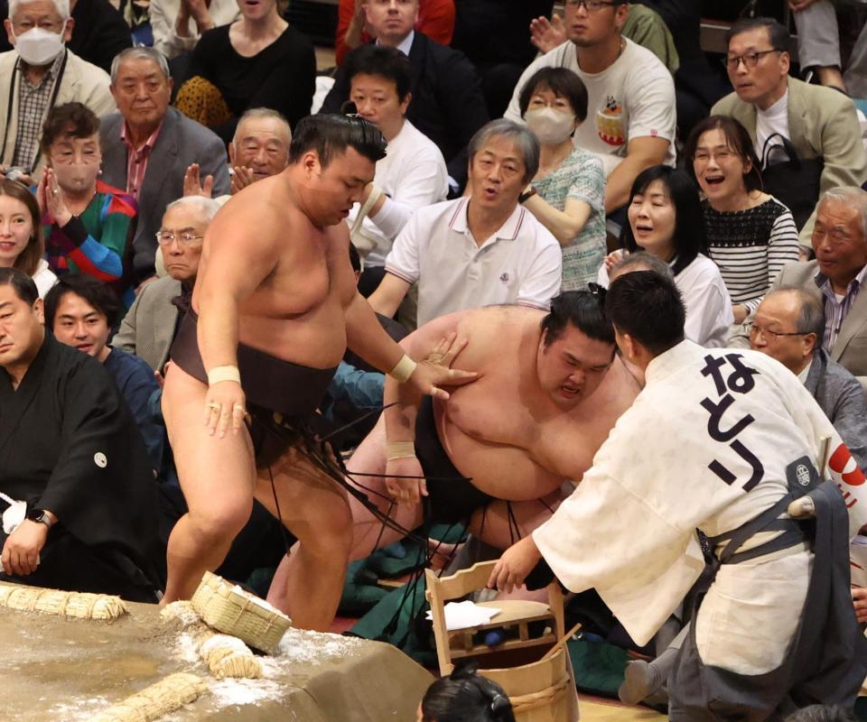 　豪ノ山（右）を寄り切りで破る霧島