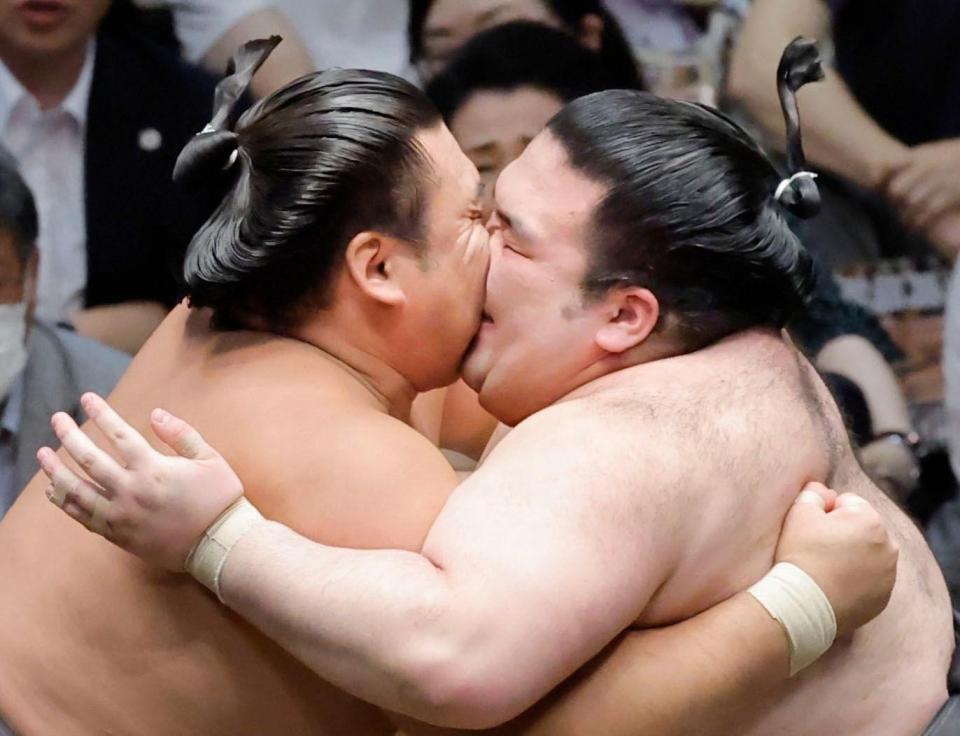 　豪ノ山（右）と攻め合う霧島。寄り切りで下す