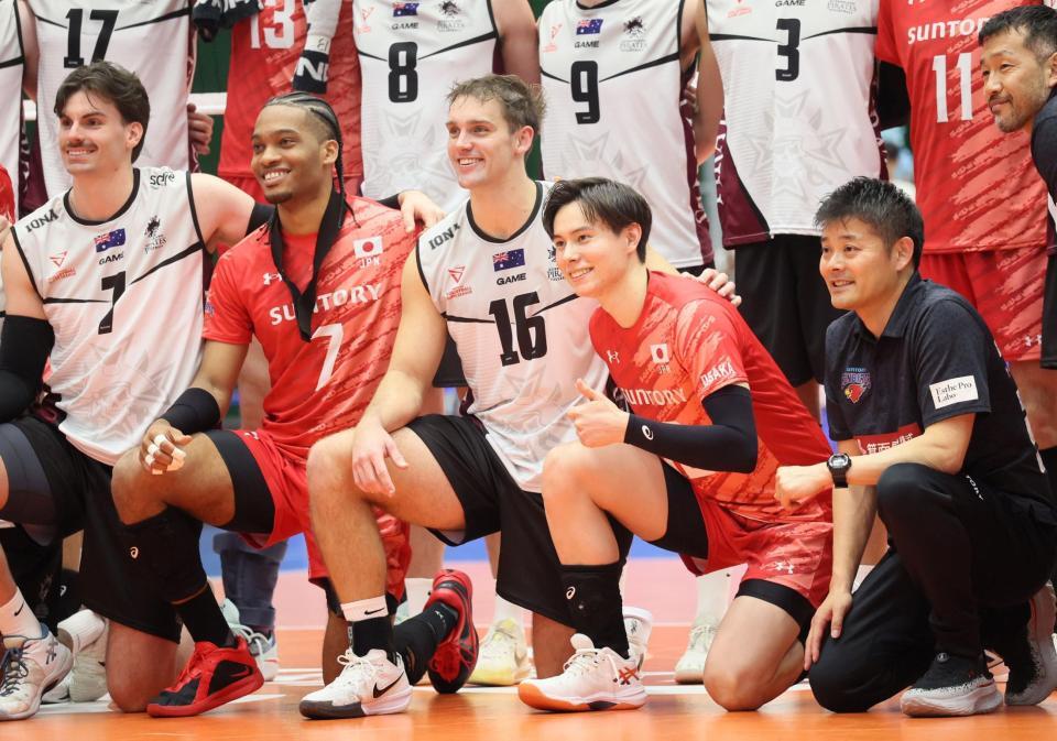 　試合後、相手チームの選手らと記念撮影するサントリー・高橋藍（前列右から２人目）＝撮影・石井剣太郎