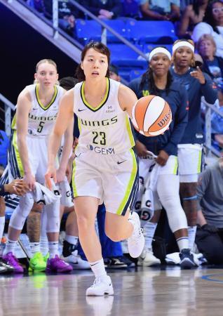 　トヨタ自動車とのオープン戦で、攻め込むウイングズの山本＝アーリントン（ＮＢＡＥ・ゲッティ＝共同）