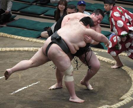 　浦山（手前）を上手投げで破った花岡（撮影・佐藤厚）