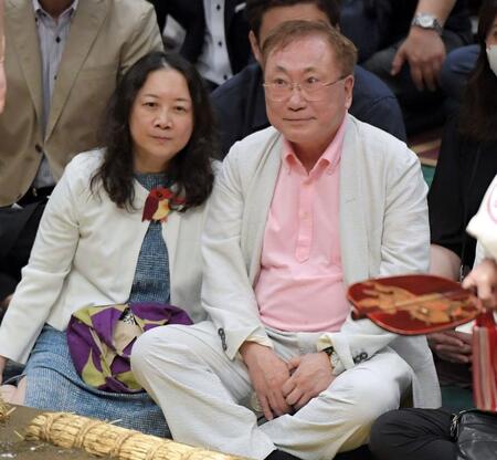 　土俵だまりで観戦する高須克弥氏（中央）＝撮影・佐藤厚