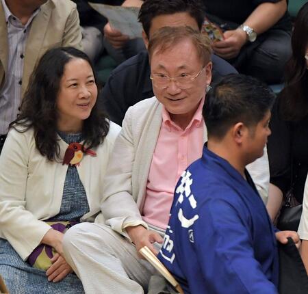 　土俵だまりで観戦する高須克弥氏（中央）＝撮影・佐藤厚