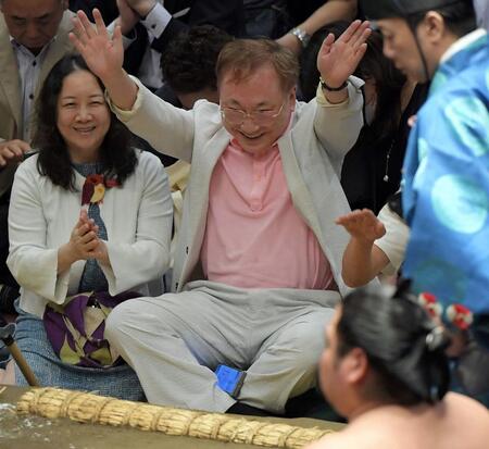 　土俵だまりで観戦する高須克弥氏（中央）＝撮影・佐藤厚