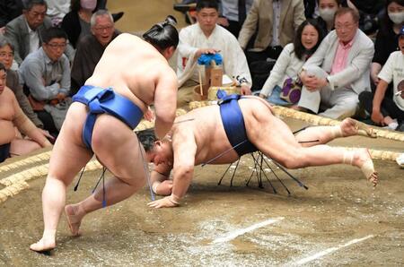 綱とりの大の里は２連勝　高安をはたき込みで下す　横綱豊昇龍も連勝　琴桜は初白星