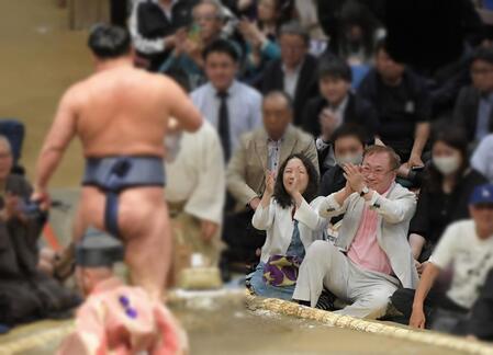 　結びの一番で若元春を下した豊昇龍（左）に拍手を送る高須克弥氏（画像の一部を加工しています）