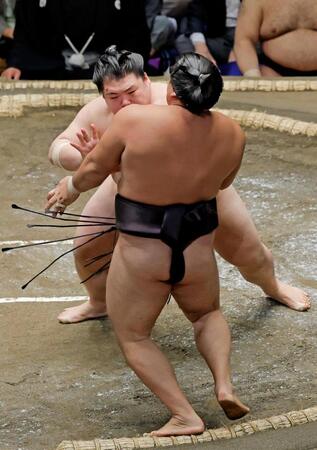 　王鵬（奥）が突き出しで霧島を破る