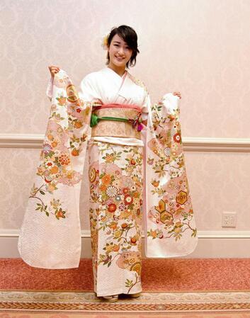 　着物姿で笑みを浮かべる清水希容＝１９年１月