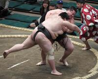 　浦山（手前）を上手投げで破った花岡（撮影・佐藤厚）