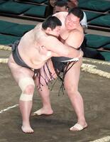 　浦山（左）を上手投げで破った花岡（撮影・佐藤厚）