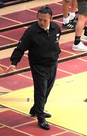 　場内整理する湊川親方（撮影・佐藤厚）