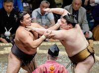 　霧島（左）を攻める王鵬。突き出しで破る