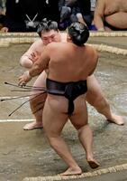 　王鵬（奥）が突き出しで霧島を破る