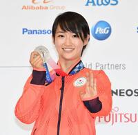 　銀メダルを手にポーズを決める清水希容＝２１年８月