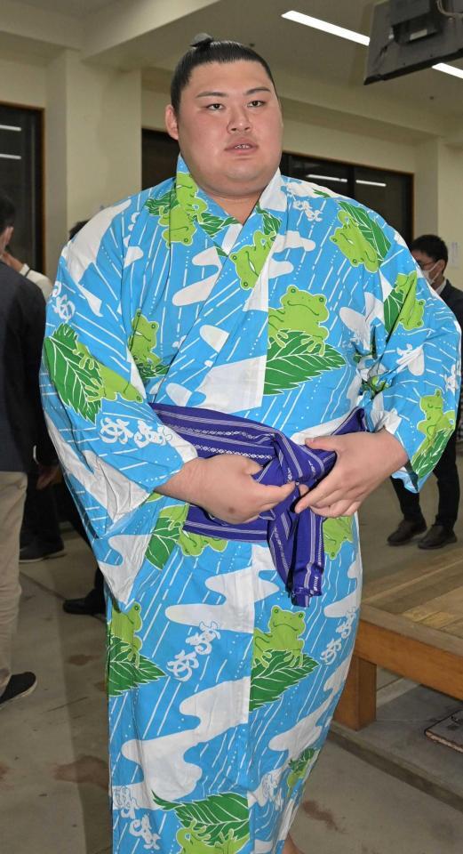 　支度部屋から引き揚げる（撮影・持木克友）