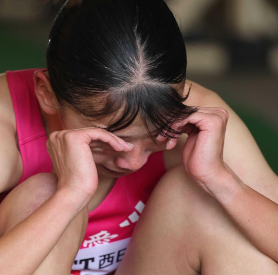 　２位に終わり、ミックスゾーンへの通路で顔を覆う久保凛（撮影・坂部計介）