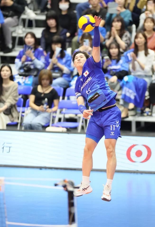 　第２セット、サーブを打つ大阪Ｂ・西田有志（撮影・石井剣太郎）