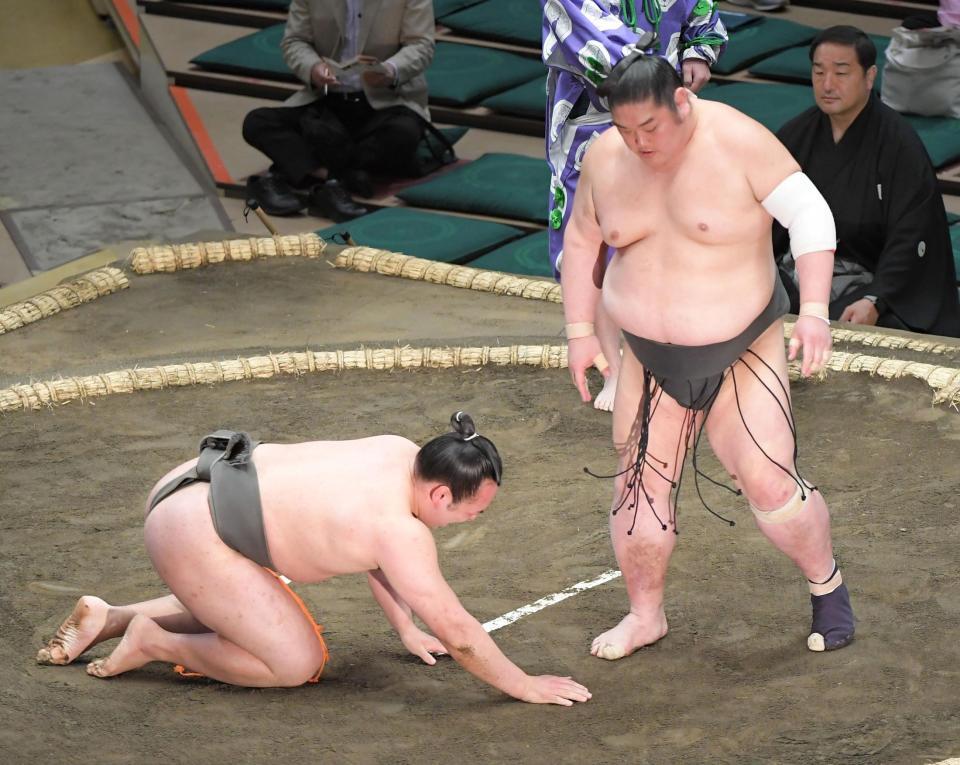 　千代栄（右）に突き落としで敗れた須山（撮影・佐藤厚）