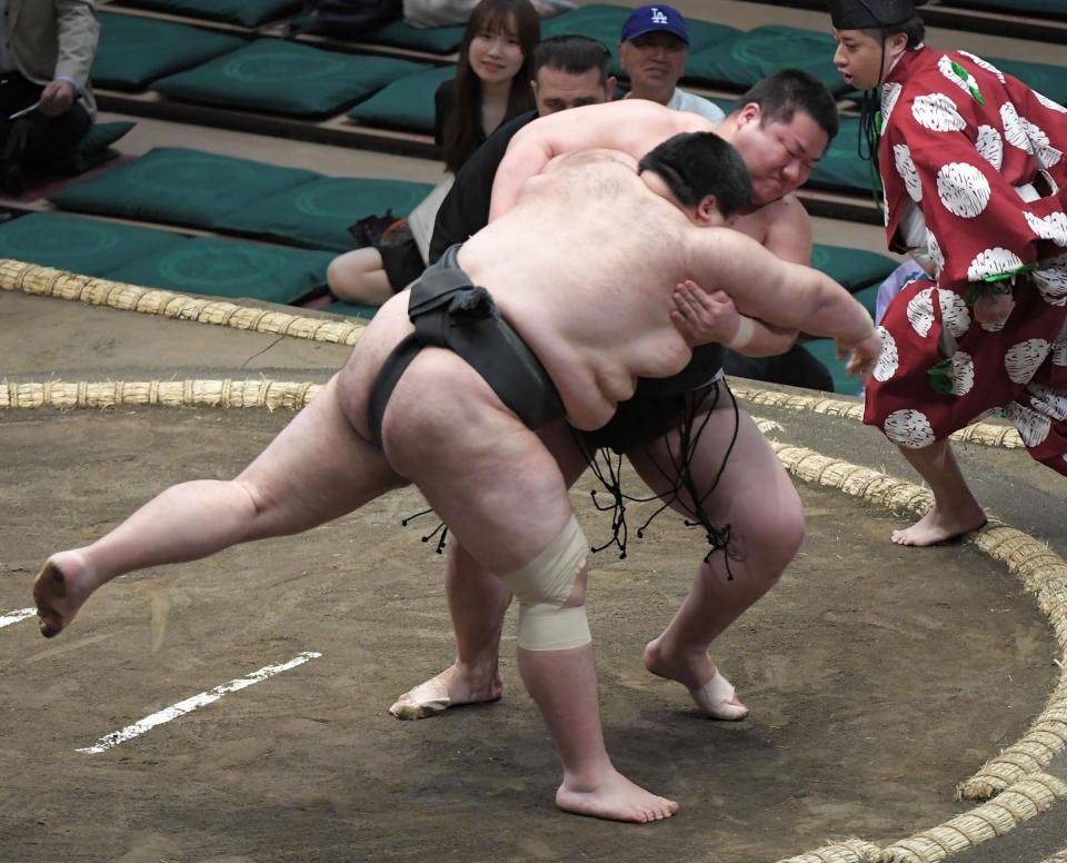 　浦山（手前）を上手投げで破った花岡（撮影・佐藤厚）