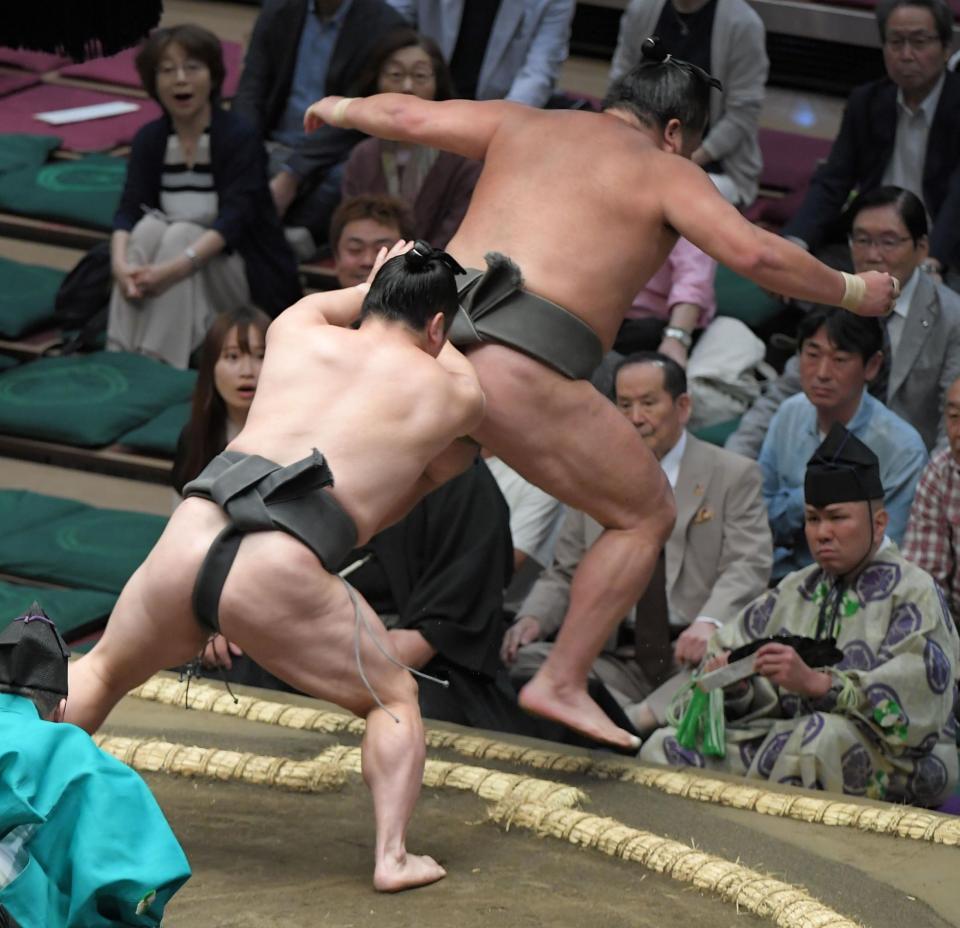 　押し出しで濱豊（右）を破った炎鵬（撮影・佐藤厚）