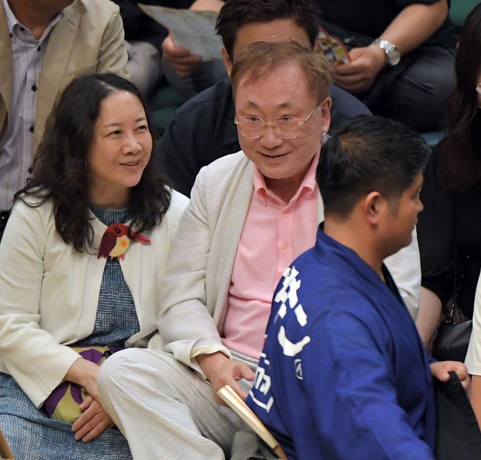 　土俵だまりで観戦する高須克弥氏（中央）＝撮影・佐藤厚