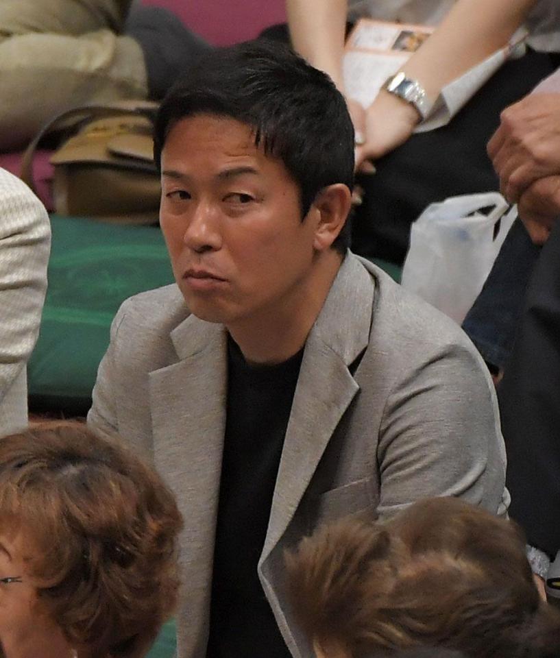 　観戦する赤星憲広氏（撮影・佐藤厚）