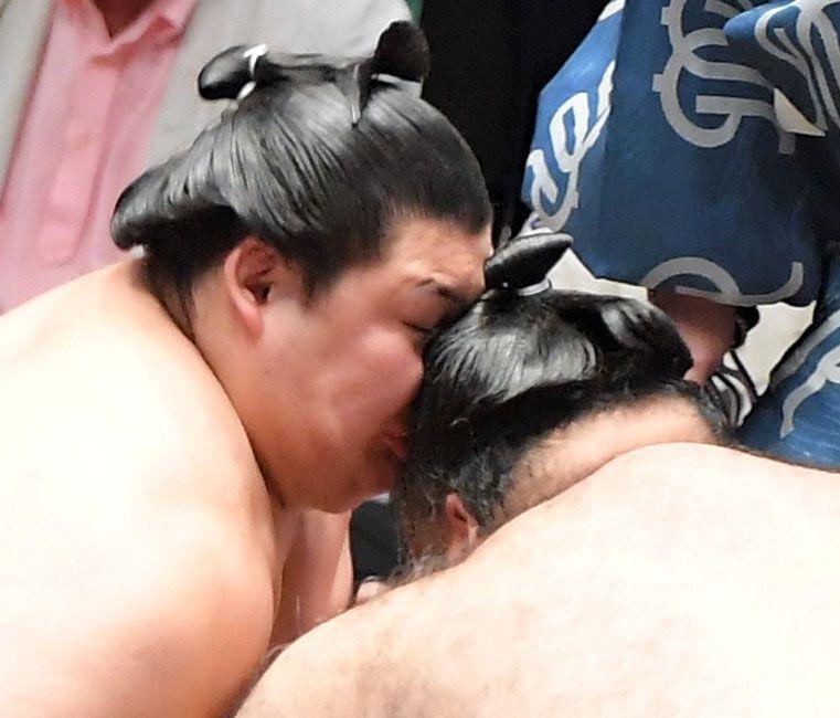 　激しくぶつかり合う大の里（左）と高安（撮影・佐藤厚）