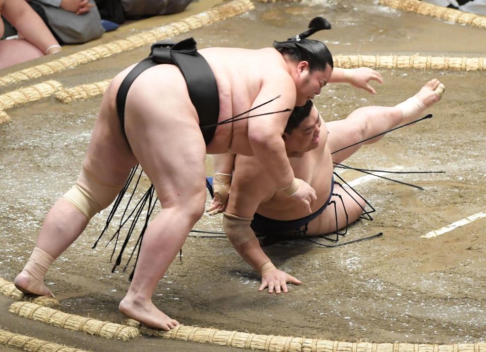 　阿炎（右）を引き落としで下した琴桜（撮影・佐藤厚）