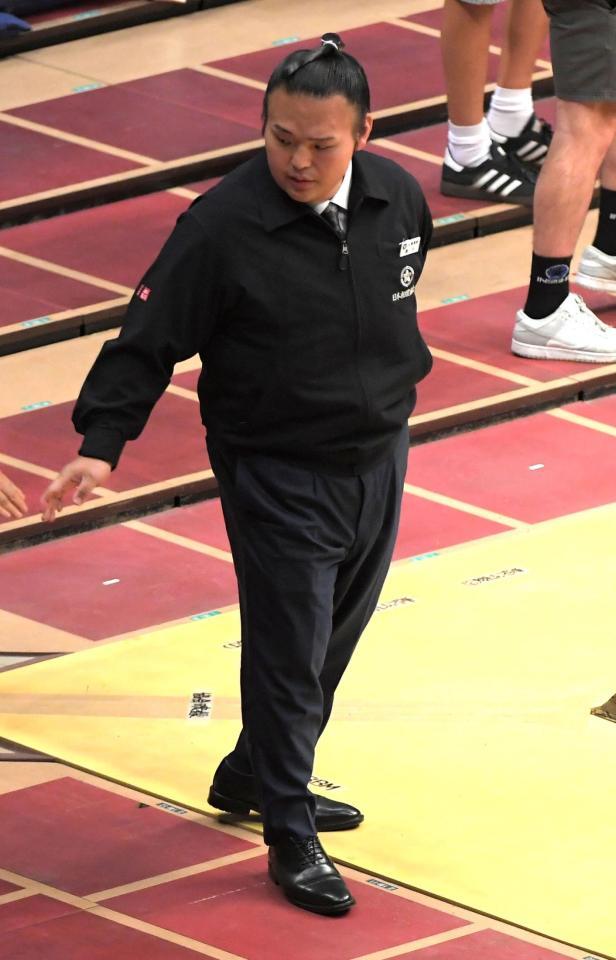 　場内整理する湊川親方（撮影・佐藤厚）