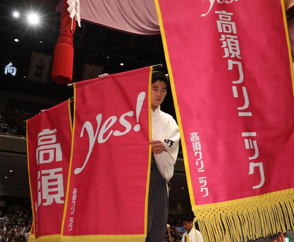 　高須クリニックの懸賞幕（撮影・佐々木彰尚）