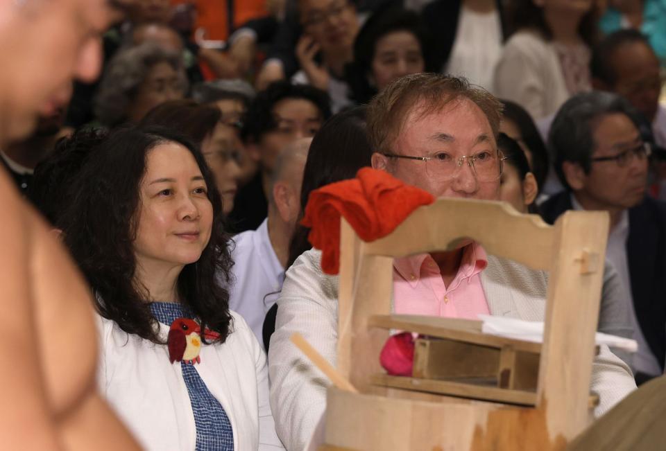 　観戦する高須克弥院長と西原理恵子氏（撮影・佐々木彰尚）