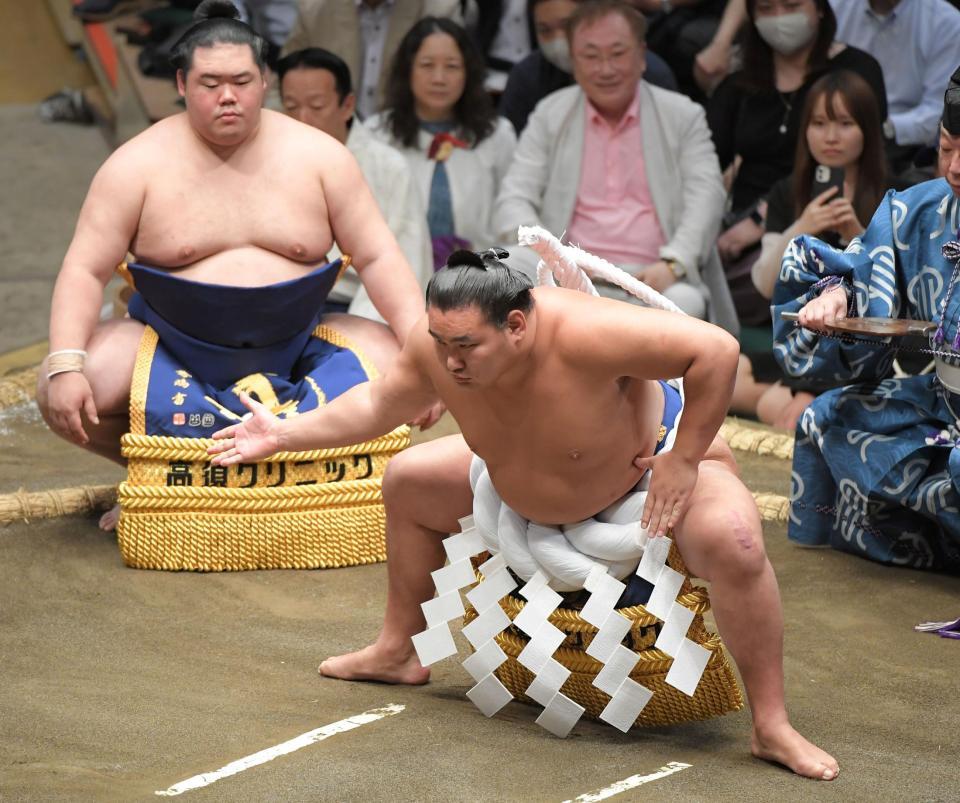 　横綱土俵入りを行う豊昇龍（中央）＝撮影・佐藤厚