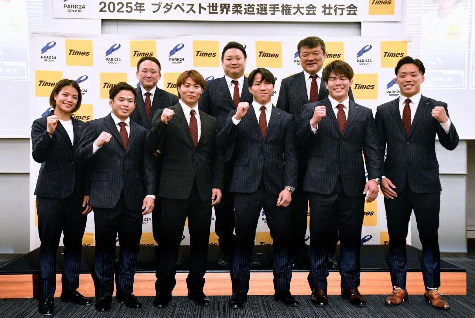 　記念撮影に納まる（前列左から）阿部詩、永山竜樹、阿部一二三、武岡毅、田嶋剛希、田中裕大ら