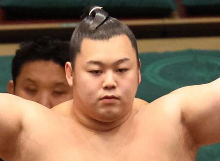 元十両の幕下川副が右足首を痛めて動けず　大きな車いすに乗せられて花道を引き揚げる