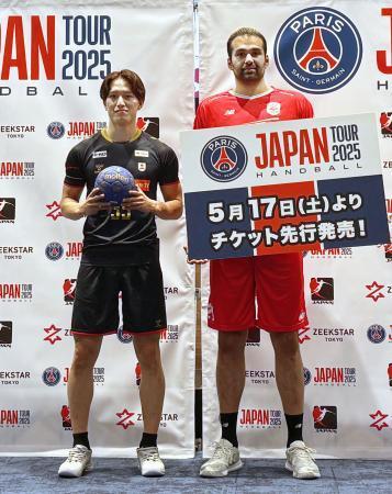 　写真撮影に応じるハンドボール日本代表の藤坂（左）とジークスター東京の玉川＝１３日、東京都新宿区