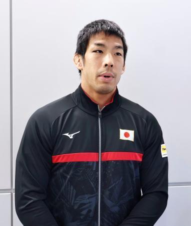 　成田空港で取材に応じる柔道男子の永瀬貴規＝１３日