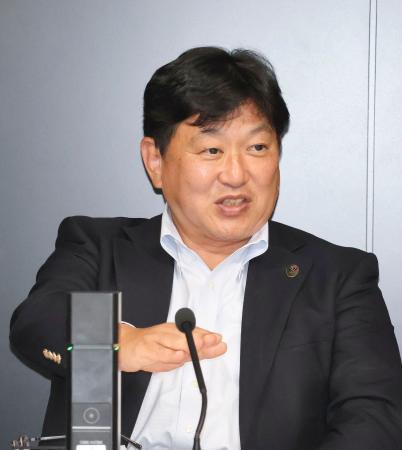 　リーグワンの選手登録規定の変更を発表する東海林一専務理事＝１３日、東京都内