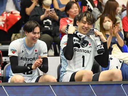 　勝利を喜ぶサントリー・高橋藍（左）と小野寺太志（撮影・西田忠信）