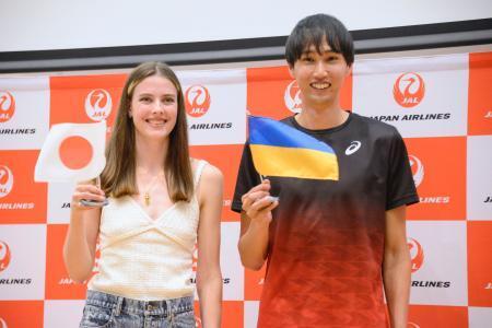 　対談し、写真に納まるヤロスラワ・マフチフ（左）と戸辺直人＝１３日、東京都品川区