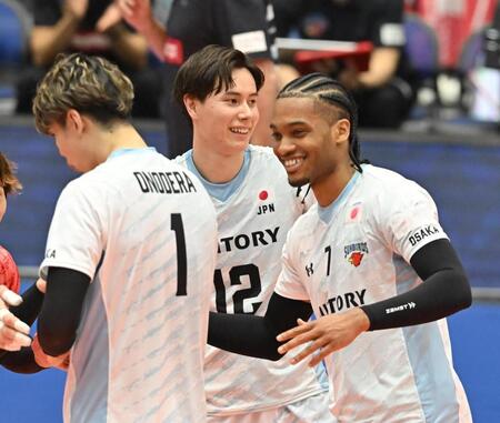 　第１セット、得点に笑顔のサントリー・高橋藍（中央）＝撮影・西田忠信