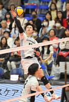 　第１セット、得点を決めるサントリー・高橋藍（撮影・西田忠信）