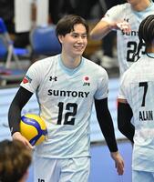 　試合前練習で笑顔のサントリー・高橋藍（撮影・西田忠信）