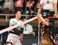 　第１セット、スパイクを決めるサントリー・高橋藍（左）撮影・西田忠信