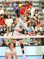 　第１セット、サーブを放つサントリー・高橋藍（撮影・西田忠信）