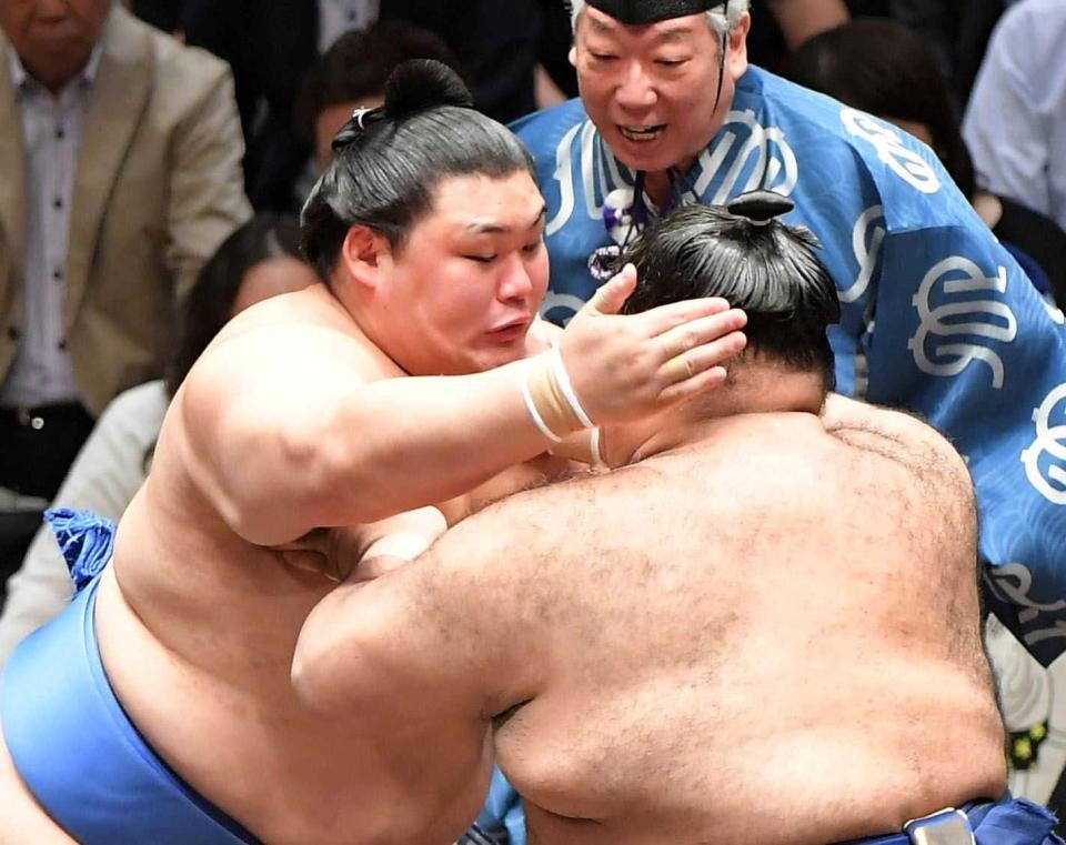 　高安（右）をはたき込みで下した大の里（撮影・佐藤厚）