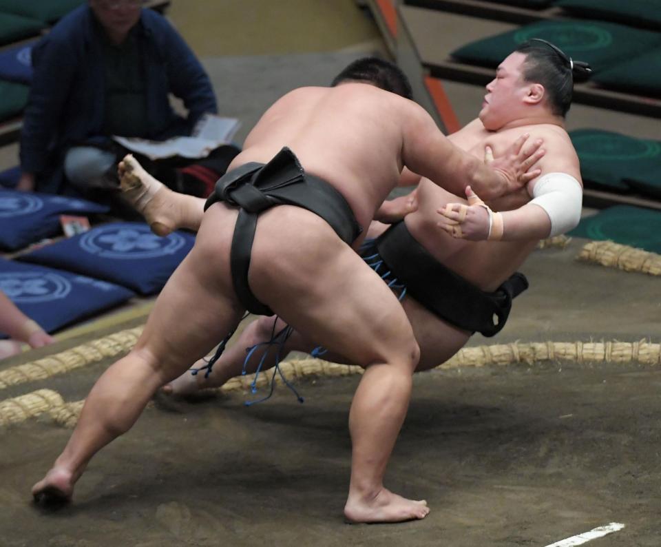 　栃清龍（右）を押し倒しで破った行德（撮影・佐藤厚）