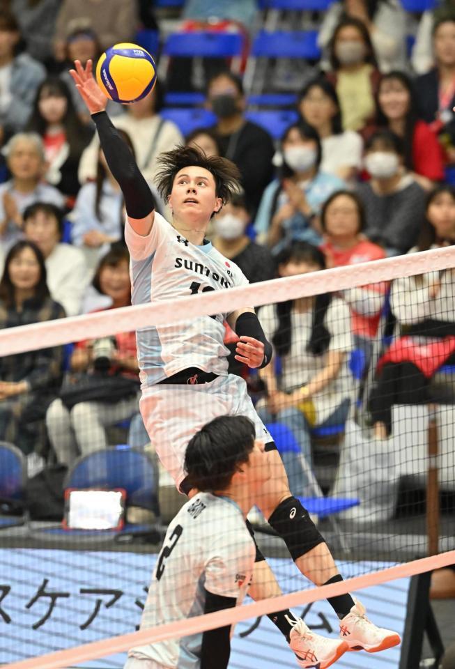 　第１セット、得点を決めるサントリー・高橋藍（撮影・西田忠信）