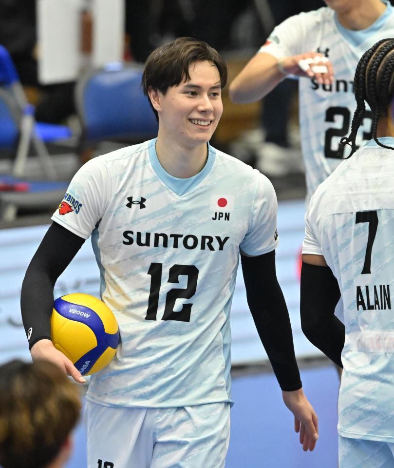 　試合前練習で笑顔のサントリー・高橋藍（撮影・西田忠信）