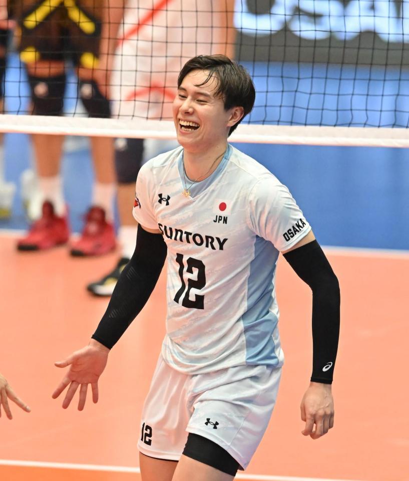 　試合前練習で笑顔を見せるサントリー・高橋藍（撮影・西田忠信）