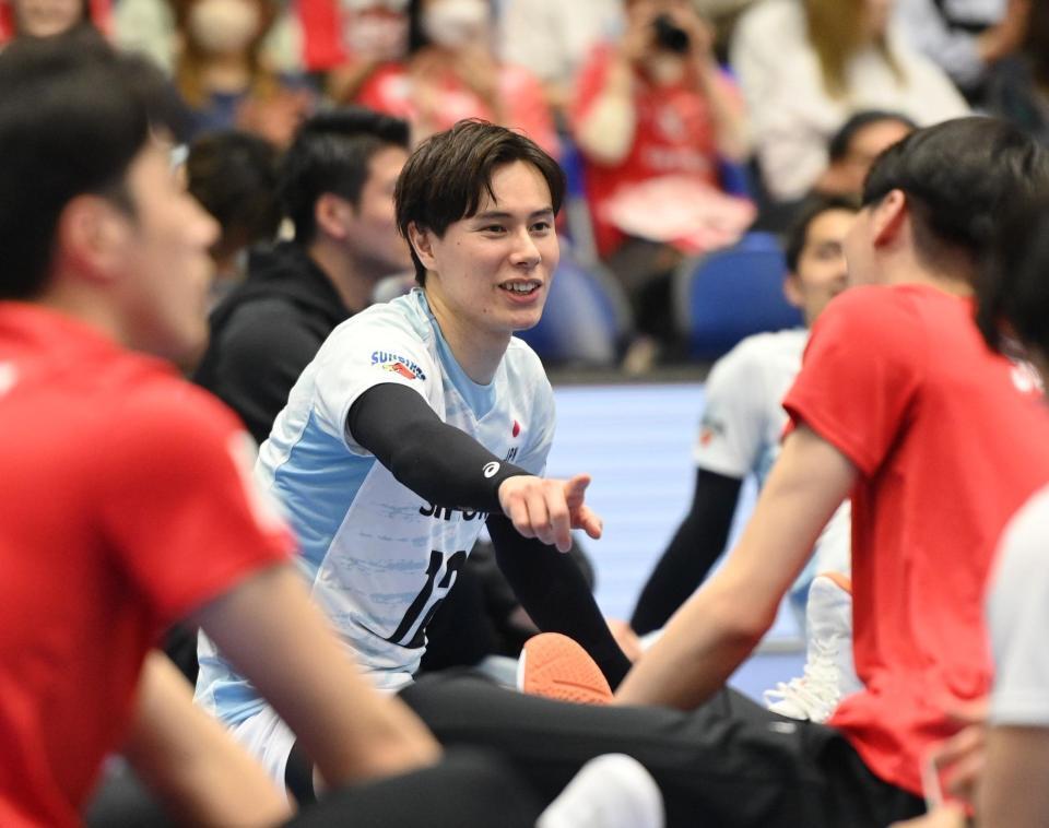 　勝利後のフロアでリラックスした表情のサントリー・高橋藍（撮影・西田忠信）